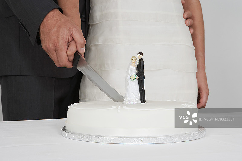 新婚夫妇切婚礼蛋糕图片素材