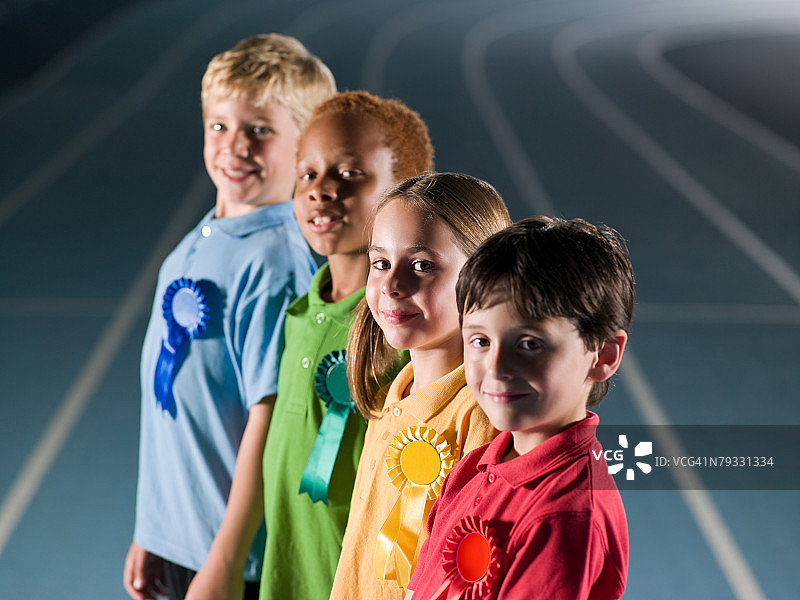 带着花结的孩子们图片素材