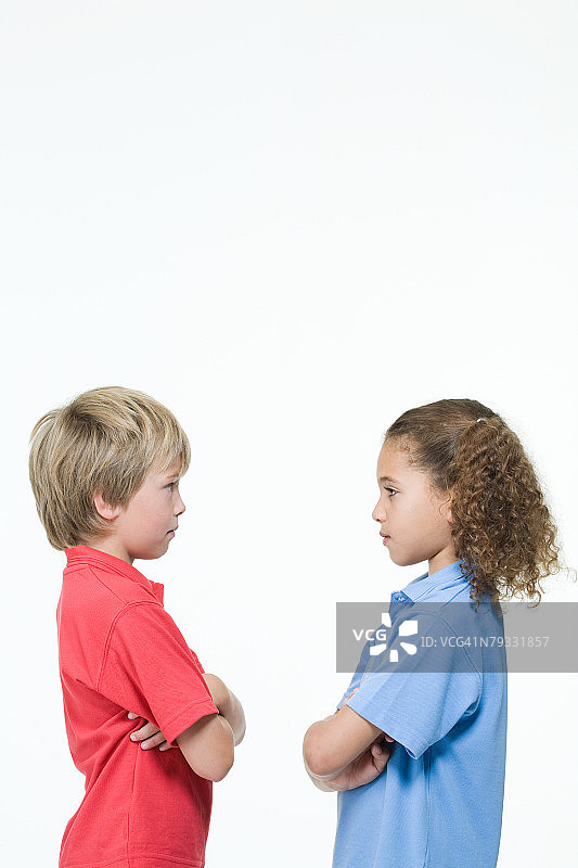 男孩和女孩面对面图片素材