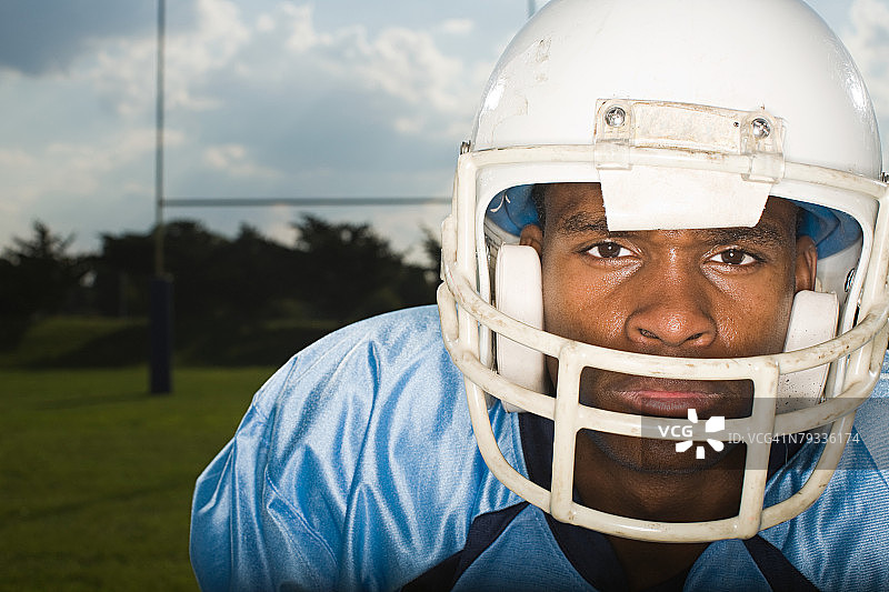 佩戴头盔的橄榄球运动员图片素材