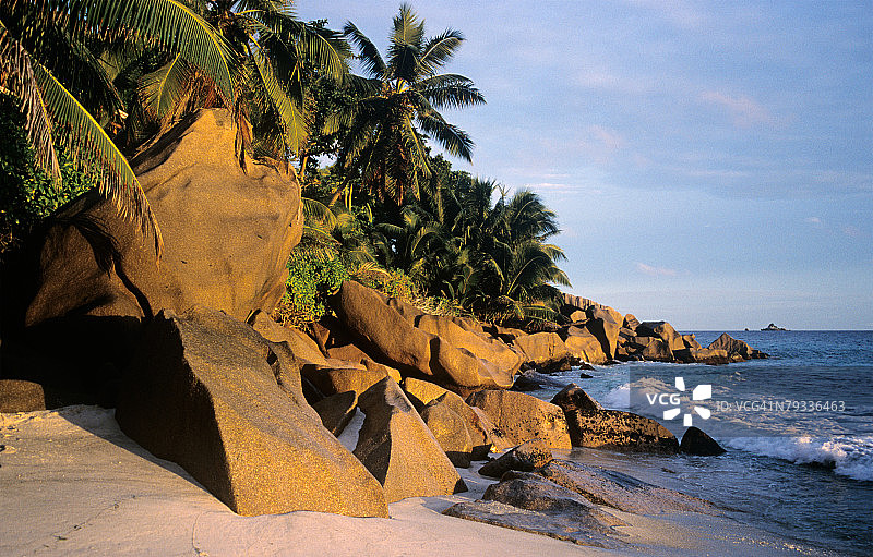 塞舌尔海滩上的岩石图片素材