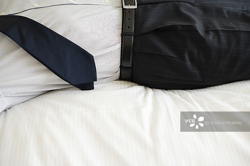 躺在床上的商人图片素材