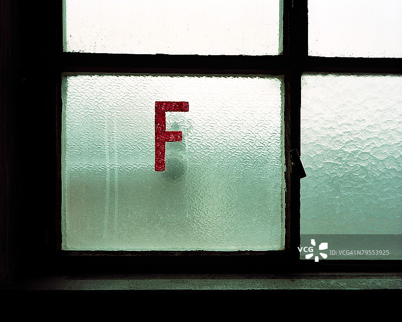 磨砂玻璃上的字母F图片素材