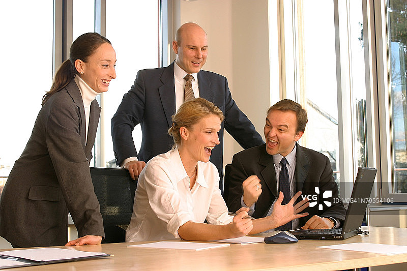 在办公室工作，使用笔记本电脑的男女图片素材