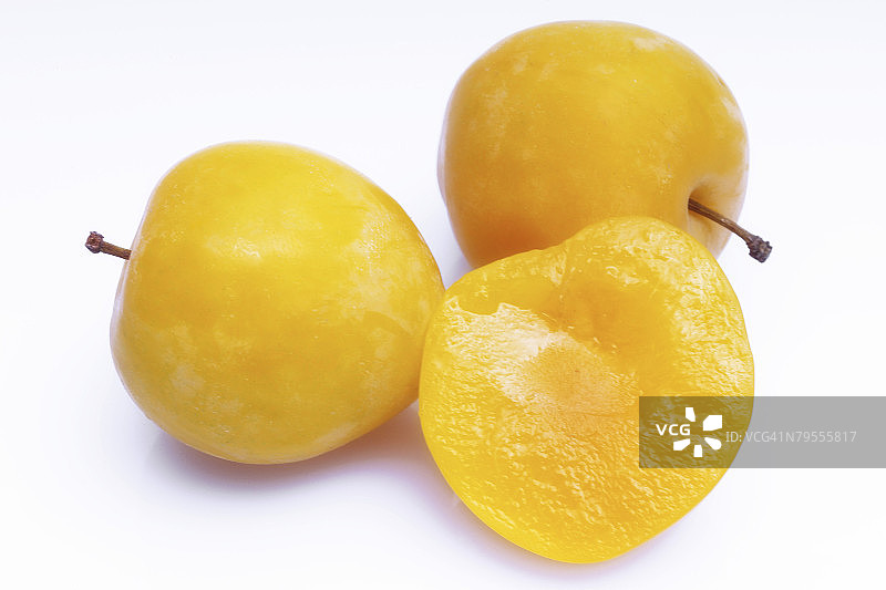 三个黄李子，抠图，白色背景图片素材