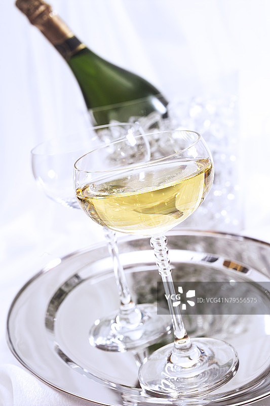 香槟酒瓶和酒杯图片素材