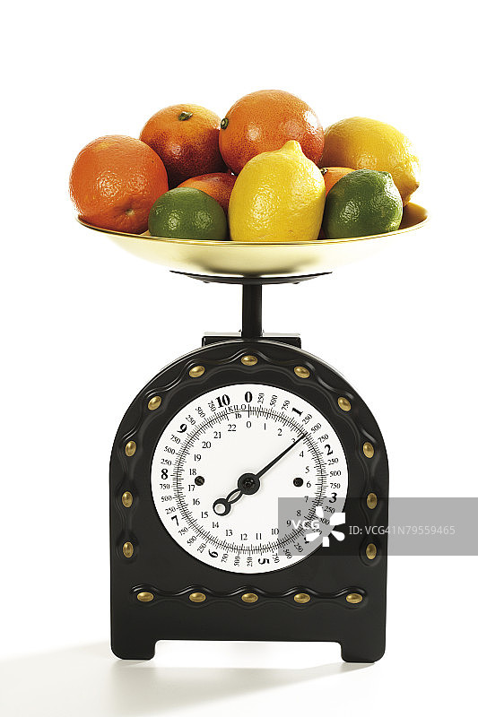 厨房秤上的柑橘图片素材