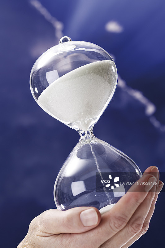 男人手持沙漏，特写图片素材