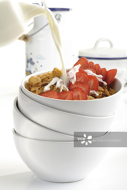 碗里的玉米片和草莓特写图片素材