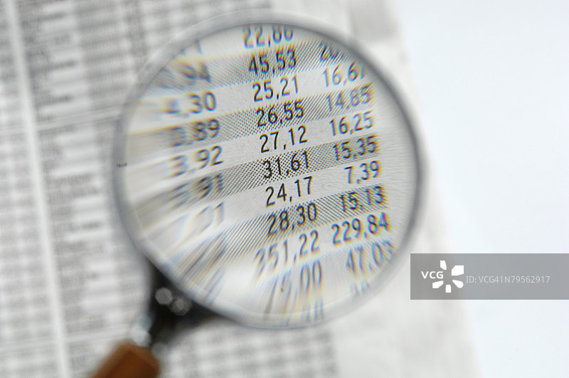 放大镜下的股票报价图片素材