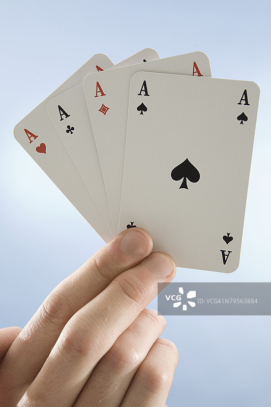 手拿Aces扑克牌特写图片素材
