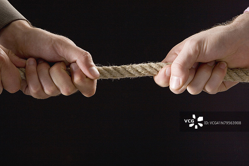 商人们在拉绳子（特写）图片素材