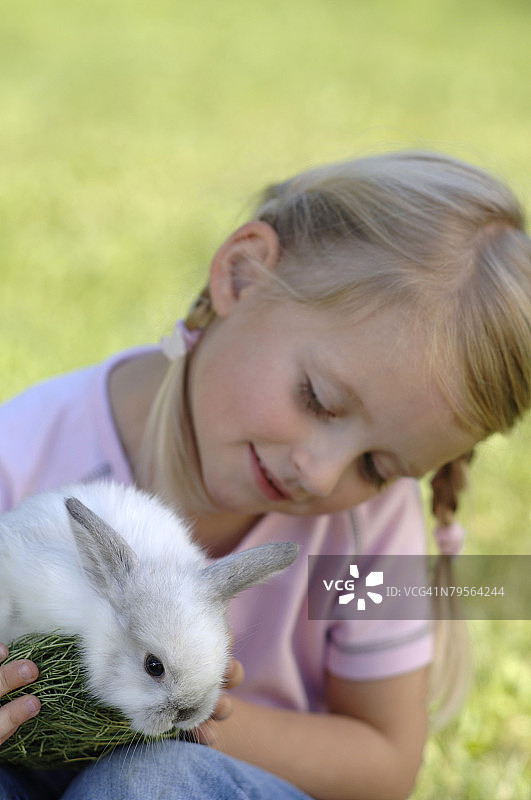 少女手持复活节兔子图片素材