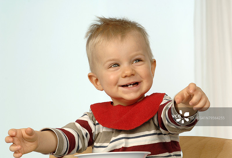 微笑的男孩（1-2岁）图片素材