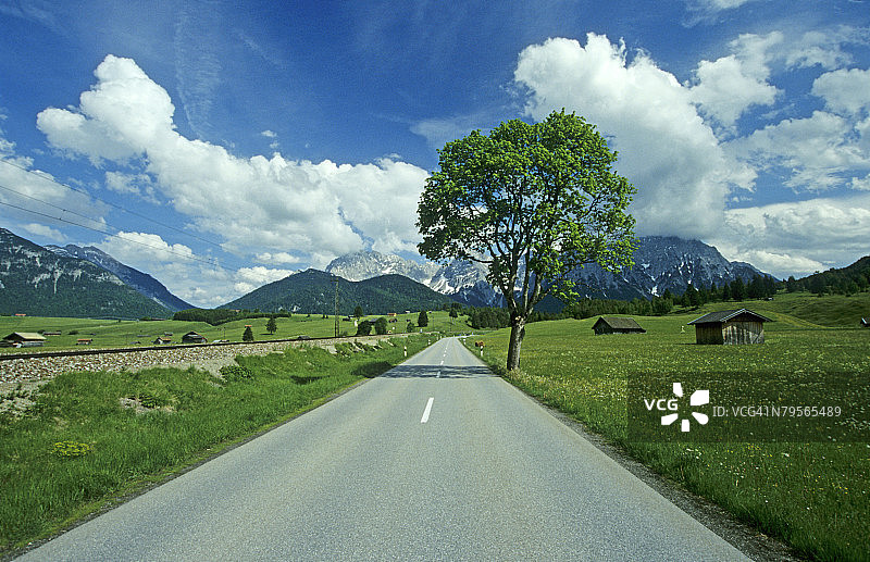 德国巴伐利亚米滕瓦尔德：山脉和乡村公路图片素材