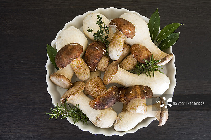 碗里的牛肝菌和杏鲍菇特写图片素材