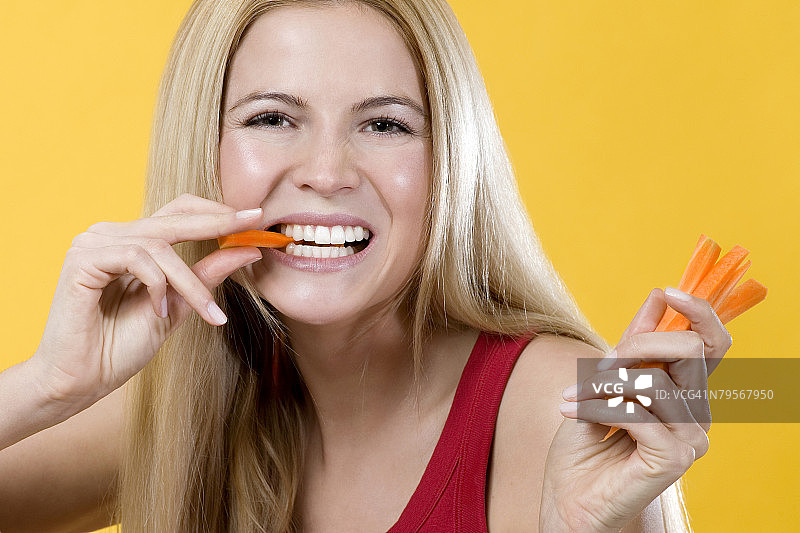 吃胡萝卜的女人特写图片素材