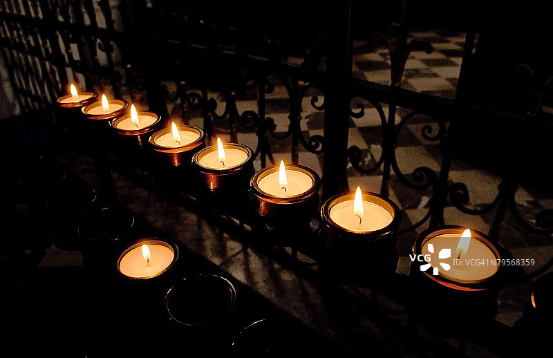 奥地利卡尔教堂燃烧的大量烛光特写图片素材