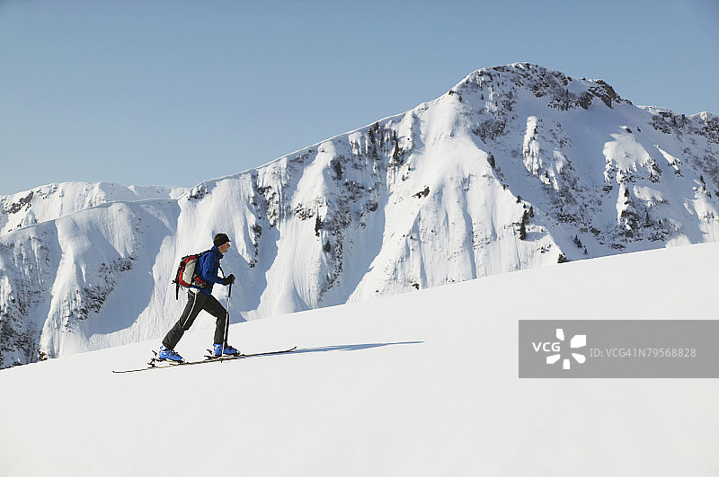 奥地利克莱恩瓦尔瑟谷，在阿尔卑斯山滑雪的男人图片素材