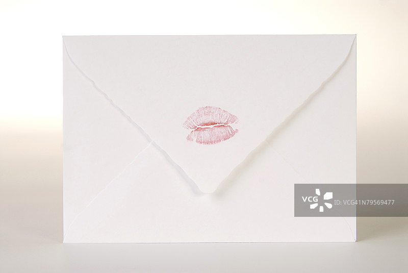 带有口红印的信封特写图片素材