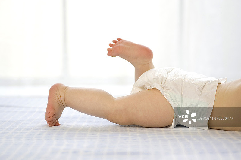 6-12个月大的男婴俯卧，下半身图片素材