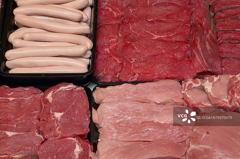 肉店里的肉和香肠图片素材
