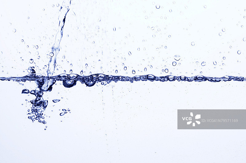 倒水特写图片素材