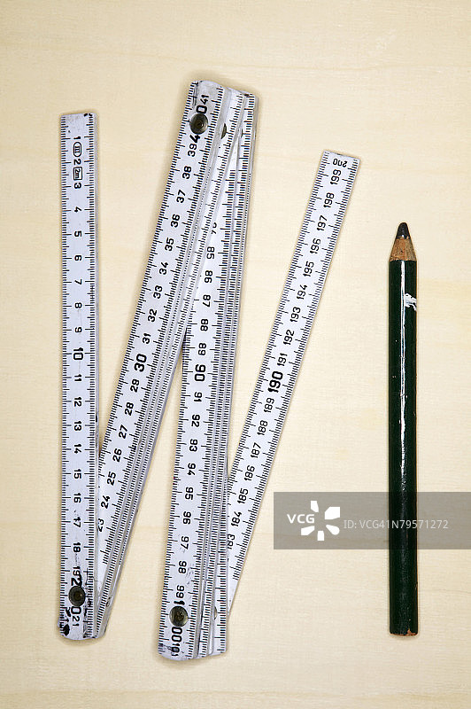 折叠尺和铅笔特写图片素材
