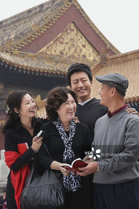 一家人在北京故宫前欢笑图片素材