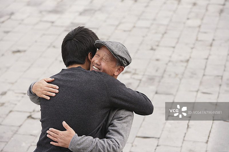 祖父和孙子互相拥抱图片素材