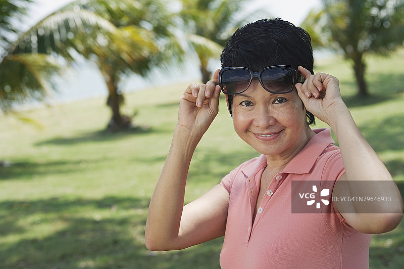 在公园里对着镜头微笑的女人图片素材