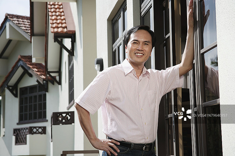 男人对着镜头微笑图片素材