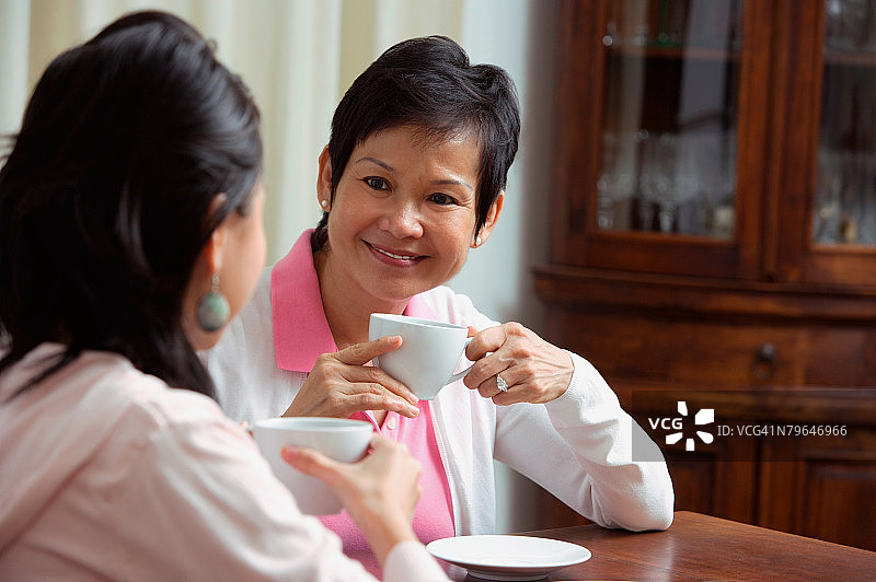 母女一起品茶图片素材