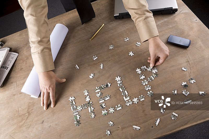 商人写HELP，带有美元拼图的一部分图片素材