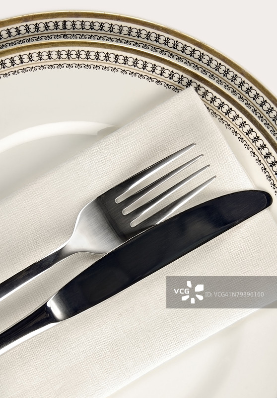 复古餐盘、亚麻餐巾、刀和叉图片素材