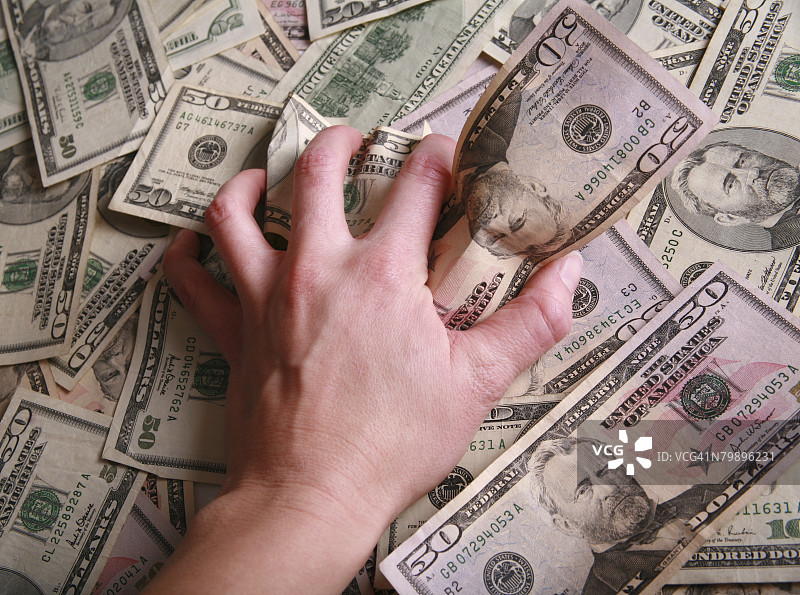 抓住一堆50美元钞票的手图片素材