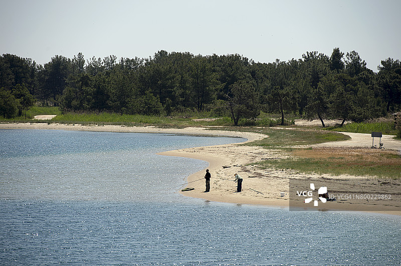 在卡瓦拉地区克拉莫蒂的三名渔民，希腊北部东马其顿和色雷斯图片素材