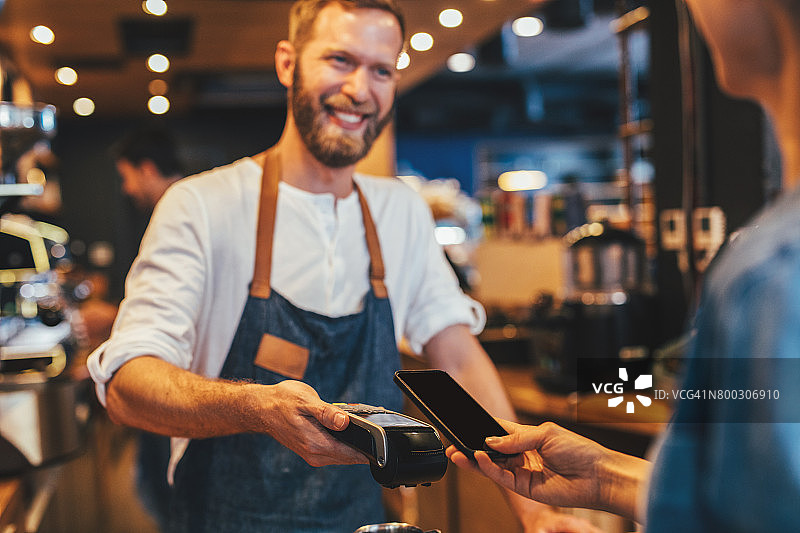 顾客进行非接触式支付图片素材