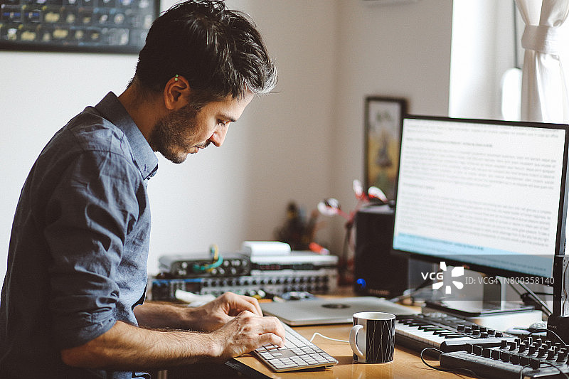 在家庭公寓工作室工作的男人图片素材