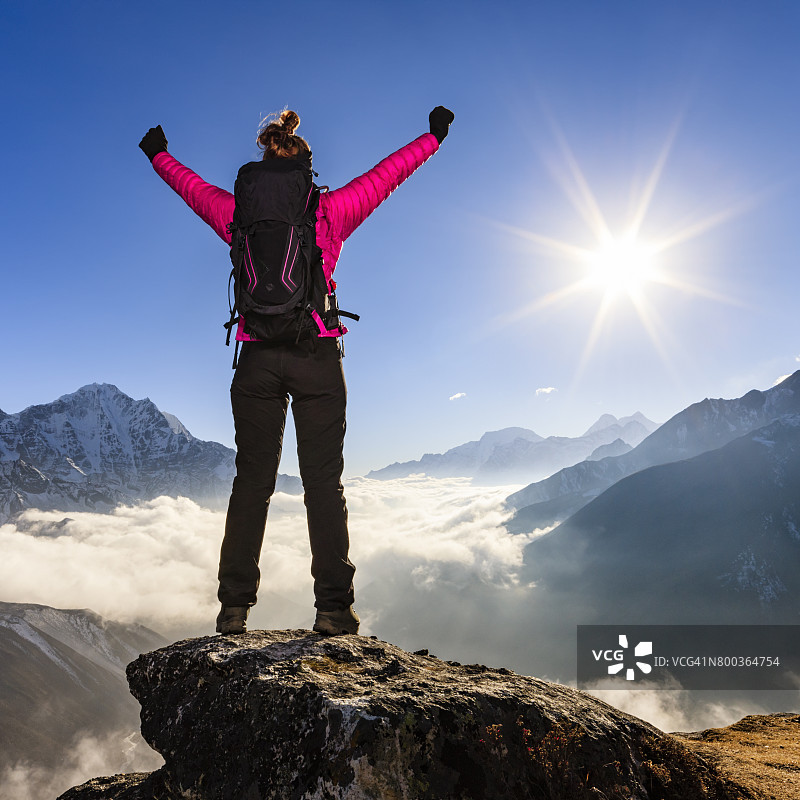 女人在珠穆朗玛峰国家公园举起双臂欢呼图片素材