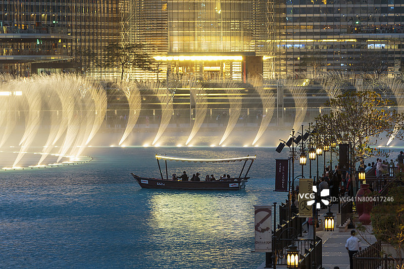 迪拜哈利法塔湖的喷泉表演图片素材