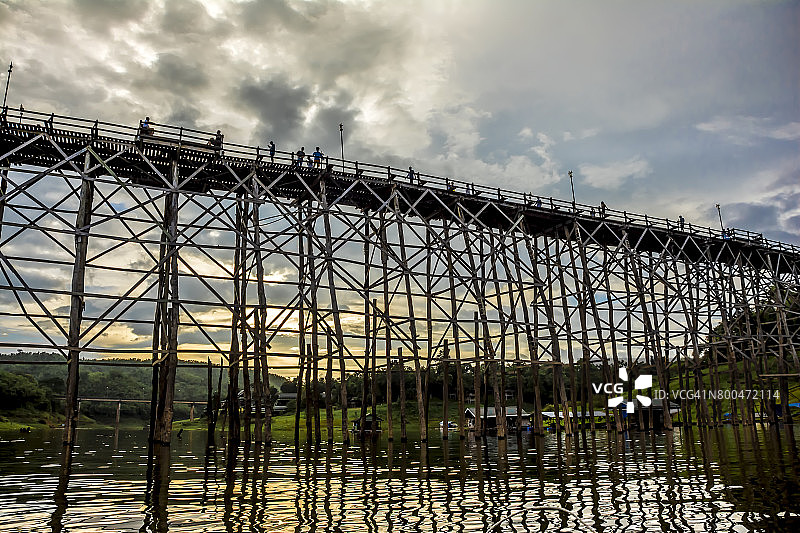蒙桥日落，泰国最长的木桥图片素材