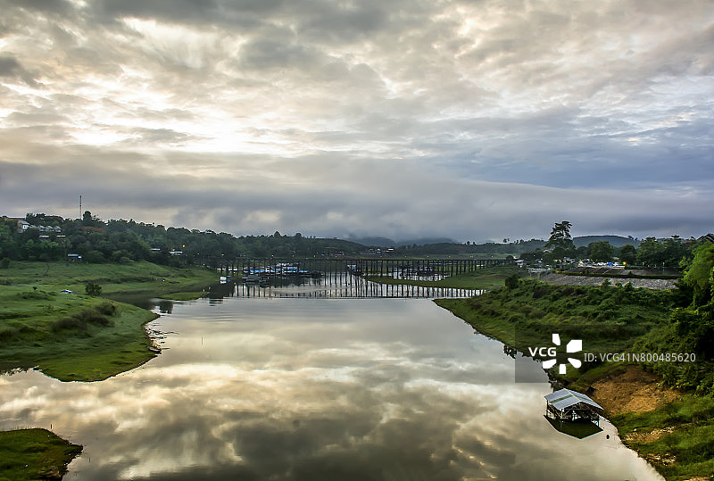 泰国曼桥（Saphan Mon）的日出，泰国最长的木桥图片素材
