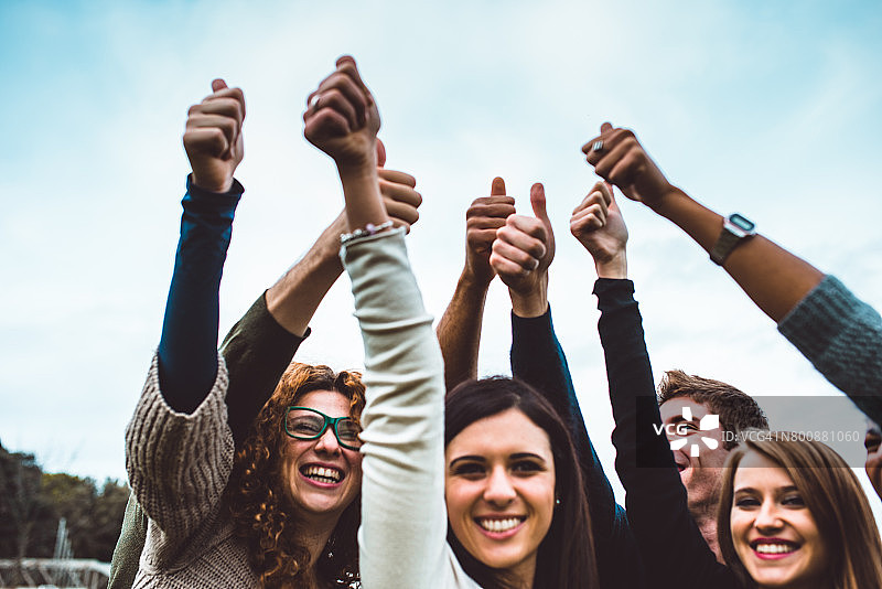 为胜利点赞的快乐朋友图片素材