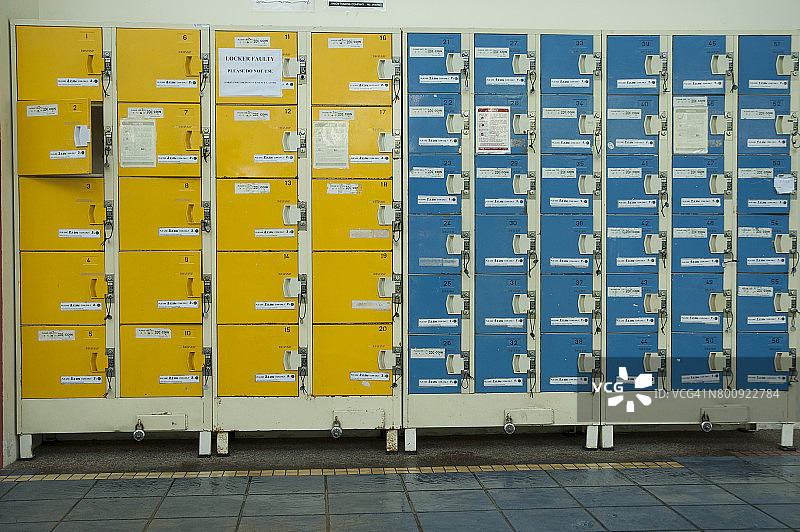 新加坡游泳池的黄色和蓝色储物柜图片素材