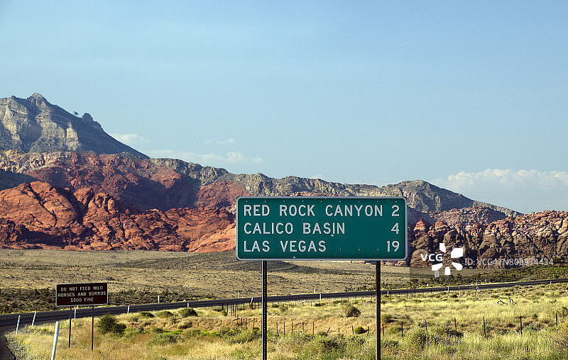 红色岩石峡谷路标图片素材