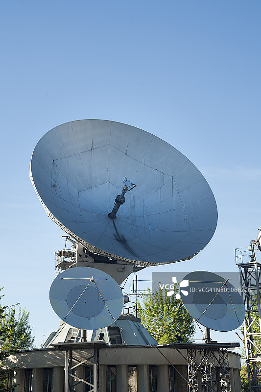 西伯利亚蓝天下方的卫星天线图片素材