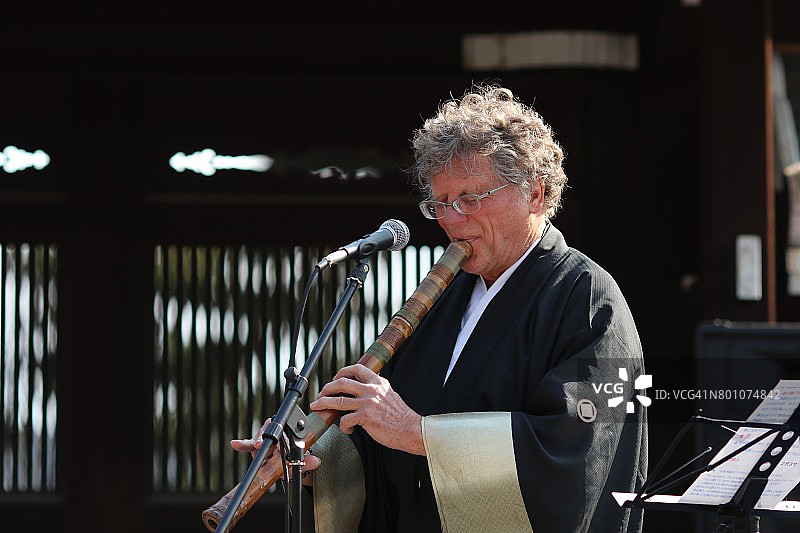 舞台上演奏尺八图片素材