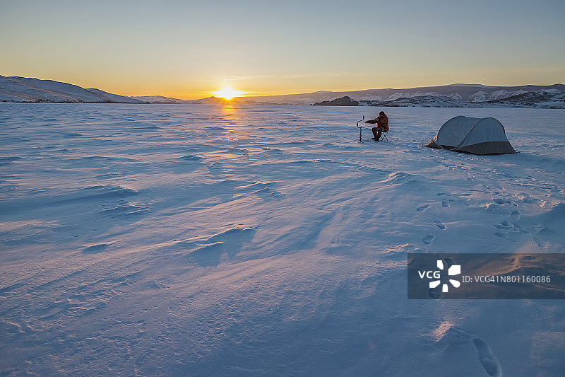 冰下捕鱼的渔民图片素材