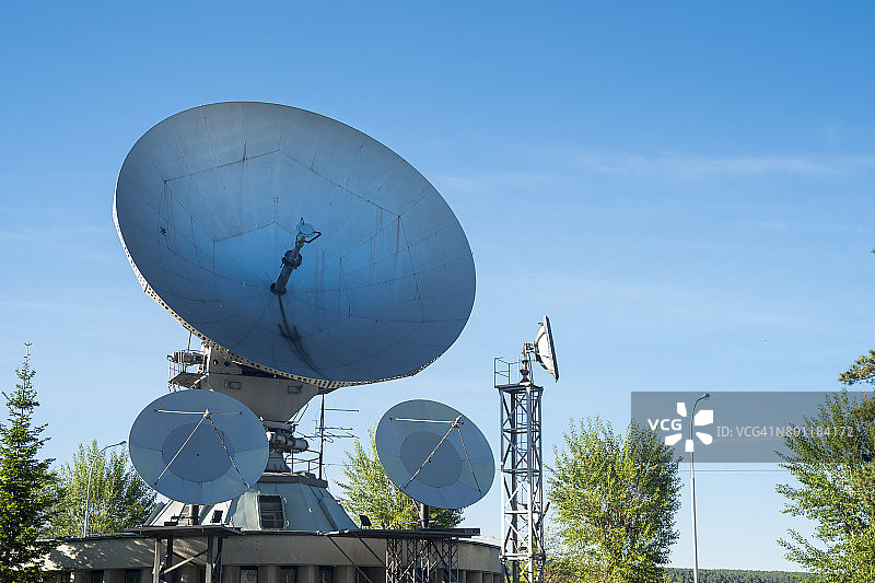 西伯利亚蓝天下方的卫星天线图片素材